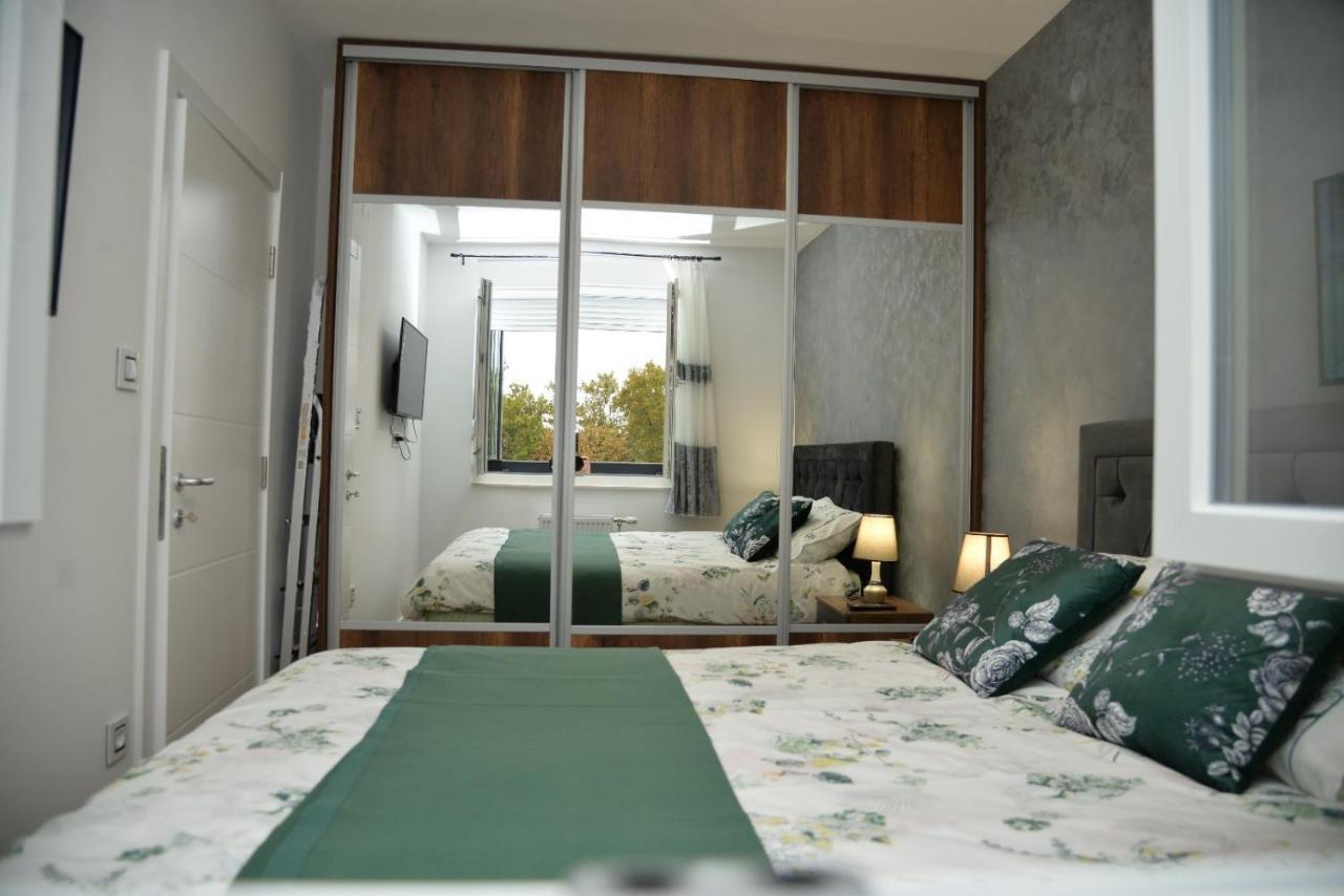 Mirror Apartment With Private Parking Novi Sad Exterior photo