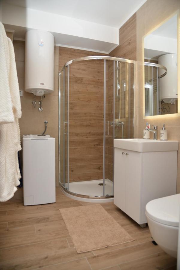 Mirror Apartment With Private Parking Novi Sad Exterior photo
