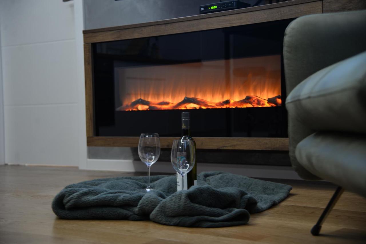 Mirror Apartment With Private Parking Novi Sad Exterior photo